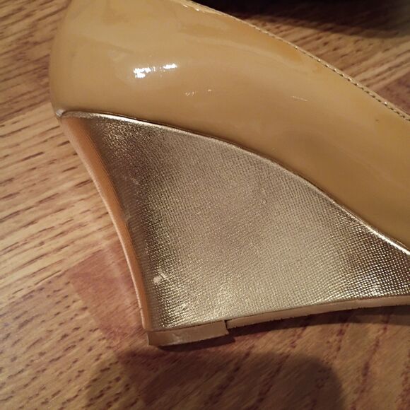 Lilly Pulitzer Tan &‎ Gold Patent Nude Leather wedge Peep Toe Resort Heels 6.5 - Picture 9 of 11